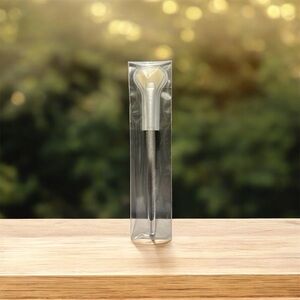 💎 Jaclyn Beaming Light Highlighter Brush